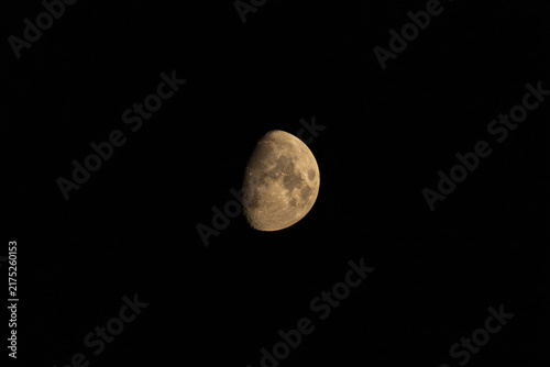 Fotografía Waxing gibbous moon showing detailed lunar craters against black sky
