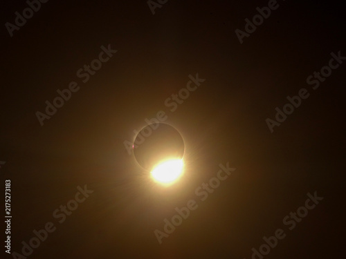 Fotografía Último fragmento del Sol visible justo antes de la totalidad durante un eclipse