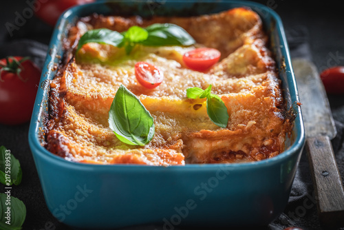 Foto Homemade lasagna with creamy bechamel and Bolognese sauce.