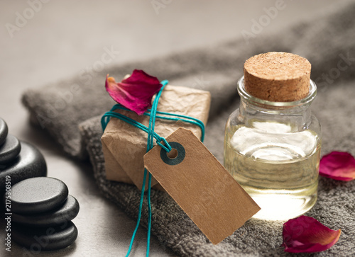 Geschenk und Gutschein mit Copyspace für Massage, Hot Stone oder Wellness  