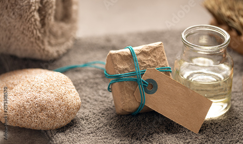 Geschenk-Päckchen und Gutschein mit Copyspace für Massage, Wellness oder Beauty-Behandlung  