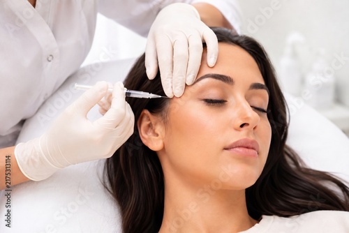Inje    o de Botox no rosto de jovem brasileira em cl  nica de est  tica para tratamento de rugas e rejuvenescimento facial