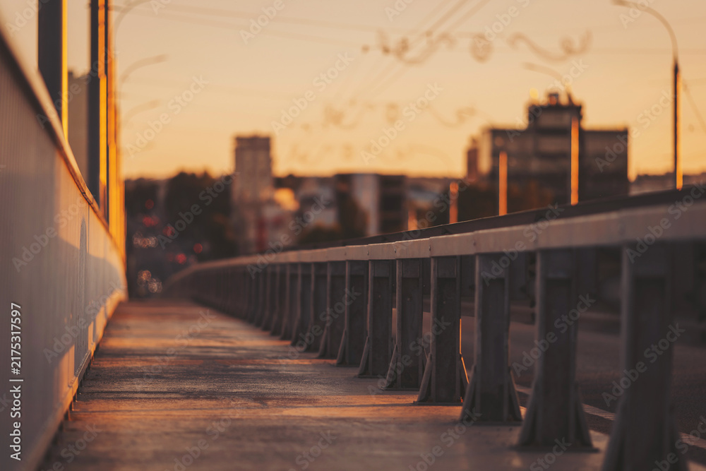 Obraz premium Sunset glow illuminating the city bridge as day transitions to night