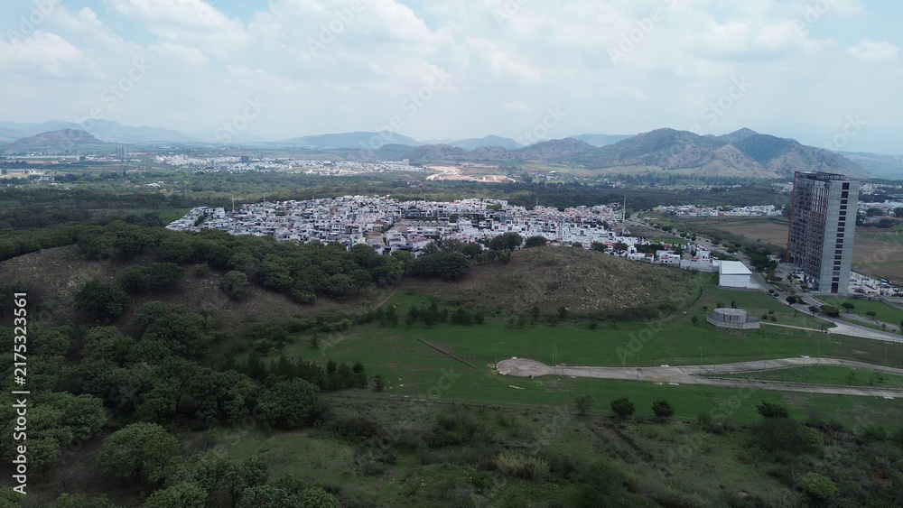 Fototapeta premium Real de Valdepeñas Zapoopan, desarrollos habitaciones colindantes al bosque de Nixticuil