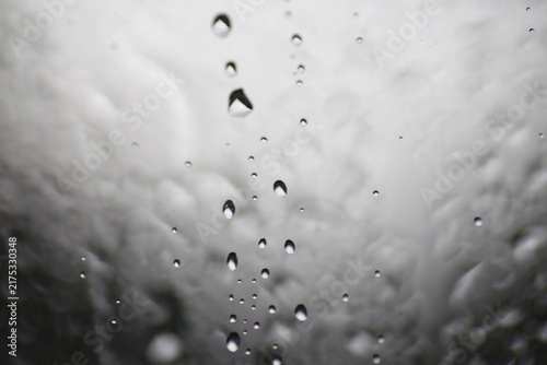 Foto Macro rain water droplets on glass with soft condensation bokeh background