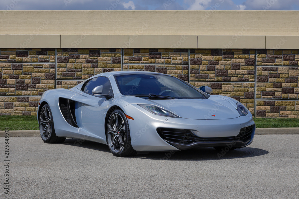 Obraz premium McLaren MP4-12C Base at a dealership. McLaren offered the MP4-12C with a 616HP 3.8L Twin-Turbocharged V8 engine. MY:2014