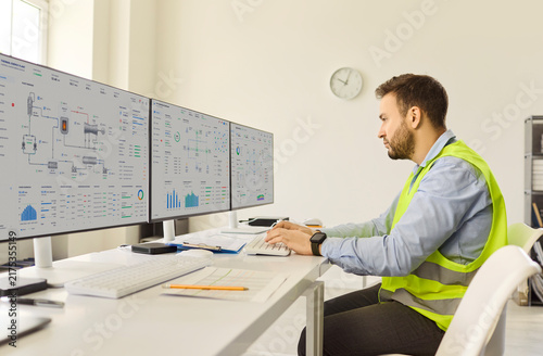Foto Engineer operator monitoring control systems with technology