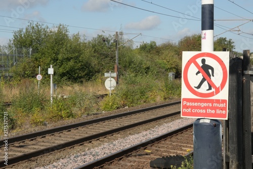 Obraz na płótnie Warning signage at a train station