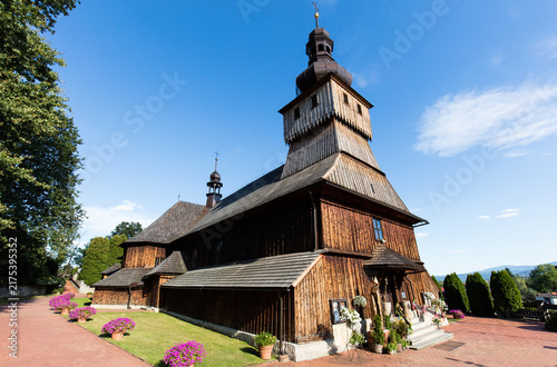 Fotografie Drewniany zabytkowy kościół ŚŚ Apostołów Szymona i Judy Tadeusza w Łodygowicach