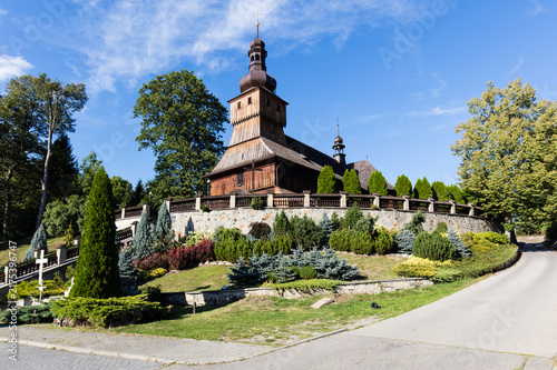 Fotografie Drewniany zabytkowy kościół ŚŚ Apostołów Szymona i Judy Tadeusza w Łodygowicach