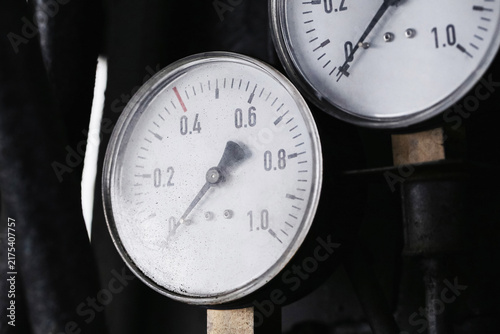 Fotografie Round analog pressure gauges with numbered scales and metal casings