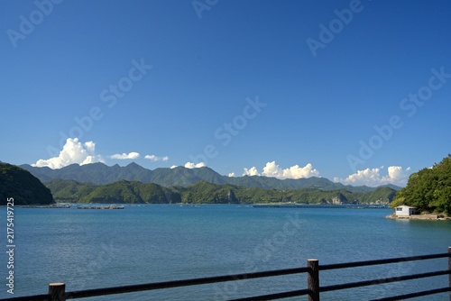 公園から見る山と空と海の絶景