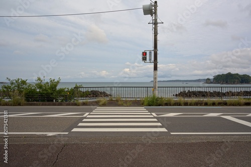 道路から見る海の風景