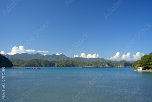 天気の良い日の海と空