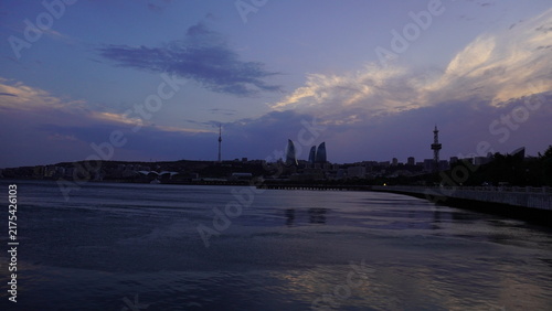 Fotografie Dramatic cityscape view of Baku, Azerbaijan, during a cold and windy evening, with moody skies, urban architecture, and a powerful atmospheric feeling across the city