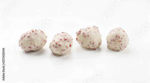 Strawberries set against a white studio background, dessert - morangos cravejados no fundo branco de estúdio, sobremesa
