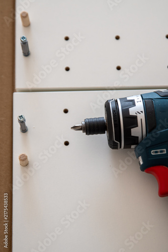 Foto Carpenters equipment on white background, a cordless powertool, to rotate screws