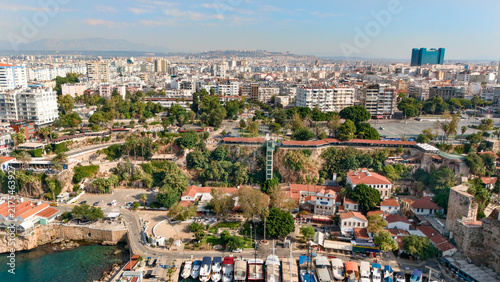 Fotografía Aerial panorama of Antalya's Kaleici waterfront with historic red tile houses, r