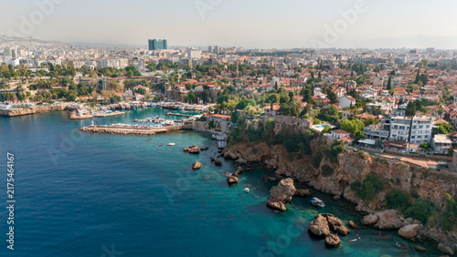 Foto Aerial panorama of Antalya's Kaleici old town, harbor, turquoise Mediterranean c