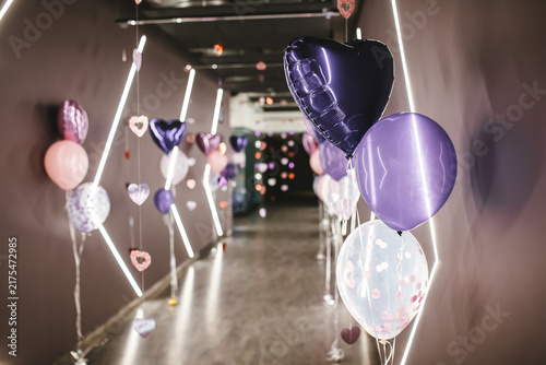 Obraz na plátne Heartfelt Celebration Corridor: A beautifully decorated corridor, adorned with heart-shaped and round balloons in shades of pink and purple, illuminated by modern linear lights