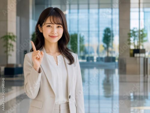 Obraz w ramie 指を立てて微笑むビジネスウーマンのオフィスポートレート