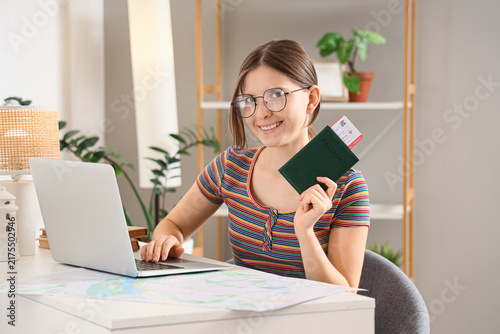 Foto Travel planning and digital nomad lifestyle, young woman with laptop and passpor