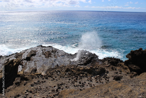 Foto This dynamic coastal scene captures the powerful surge of the Halona Blowhole on Oahu's southeastern shoreline