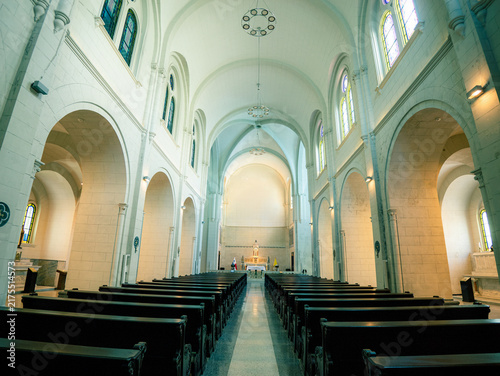 Foto Stone arches line the cathedral nave