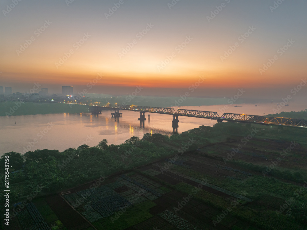 Obraz premium Chuong Duong Bridge over the Red River at Sunrise in Hanoi, Vietnam