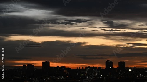 夜明けの空の色