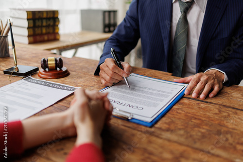 Cuadro en lienzo Legal professional consulting with client, explaining contract agreement terms,