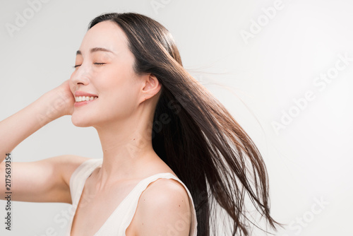 Fototapeta 笑顔の日本人女性の長く美しい髪が風になびいている 