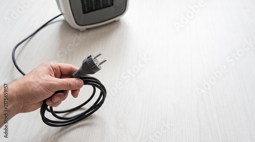 電源プラグを抜いて待機電力を節約する手元