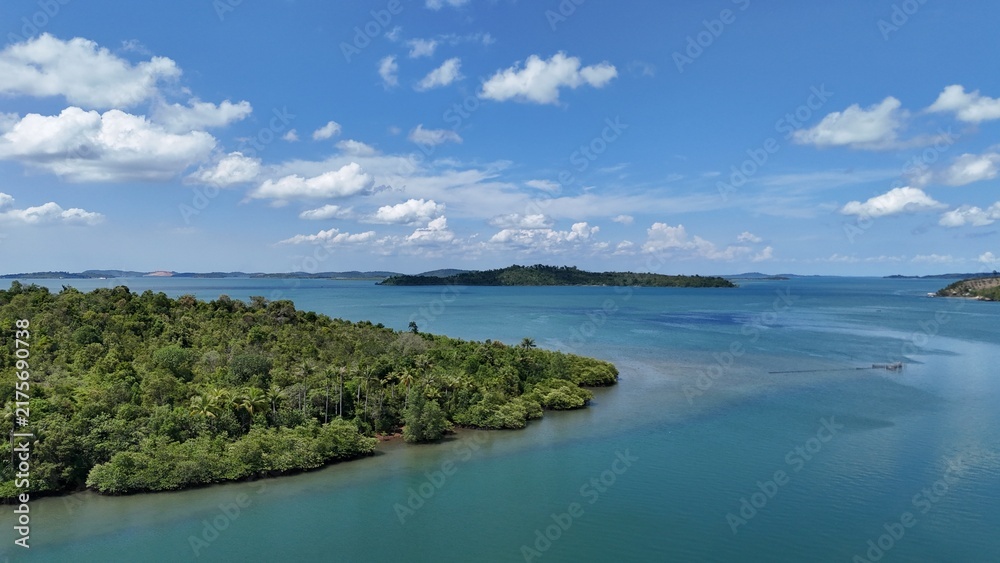 Obraz premium Tropical Island Aerial View with Lush Green Vegetation
