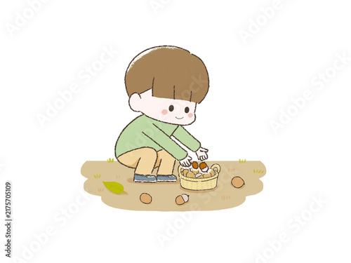 どんぐりをかごに入れるこども