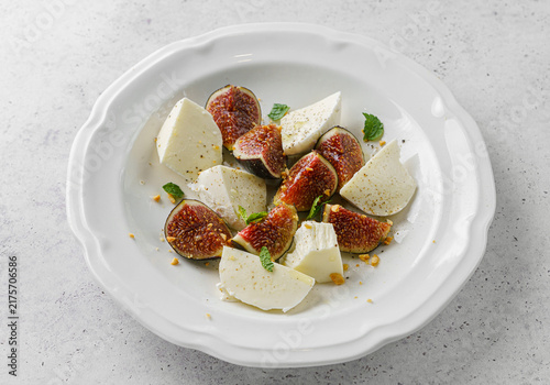 salad with figs and mozzarella