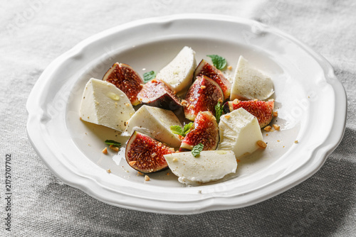 salad with figs and mozzarella