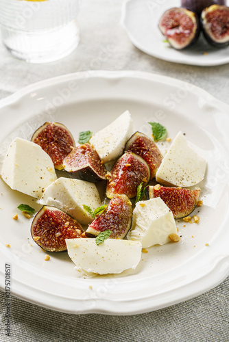 salad with figs and mozzarella