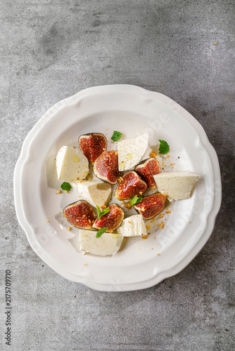 salad with figs and mozzarella