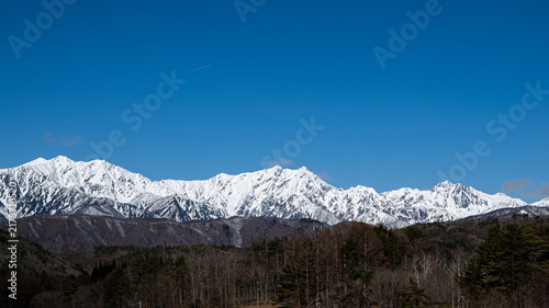 雪が積もった北アルプスの山並み　日本の冬景色