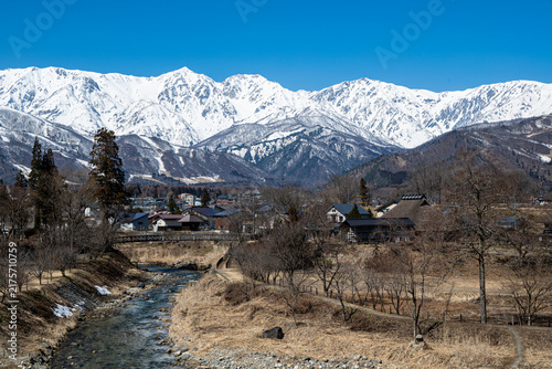 雪が積もった北アルプスの山並み　日本の冬景色