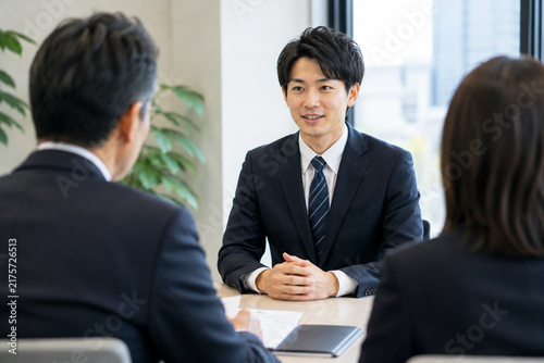Fototapeta 20代男性の就職面接での応対表情