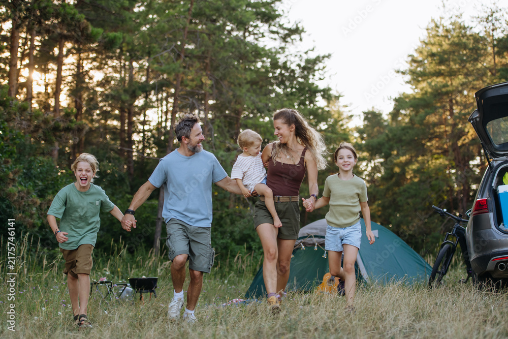Naklejka premium Happy family spending time together during summer camping trip.