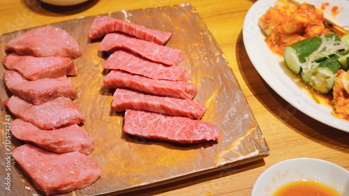 Tapety artystyczne 焼肉屋。焼肉、炭火、グリル、カルビ、高級、ハラミ、和牛、韓国、盛り合わせ、グルメ、飲食店、レストラン