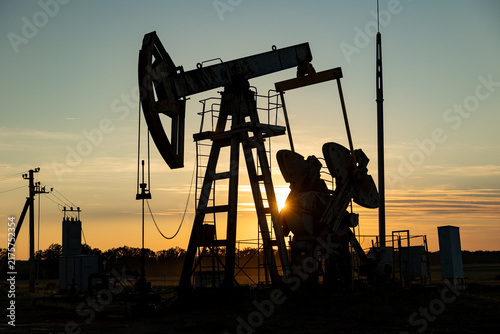 Konstfotografi Drilling rig for extraction of fossil fuels and crude oil on the desert silhouette