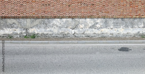 Cuadro en lienzo Wall made of bricks in the upper side and concrete in the lower
