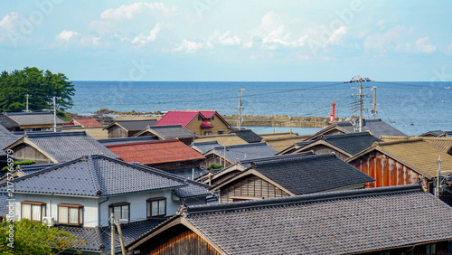 Fototapeta 海辺に立ち並ぶ伝統的な瓦屋根の日本家屋