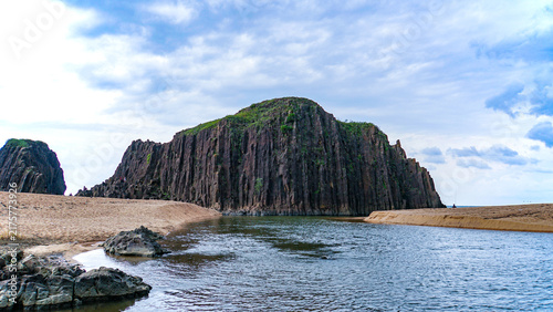 Plakat 山陰海岸ジオパークの海岸にたたずむ巨岩「立岩」