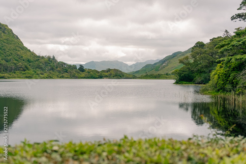 Foto Pollacapall Lough surrounded by green hills and rugged mountains in the scenic Connemara landscape of western Ireland - County Galway, Ireland - 31 August 2026