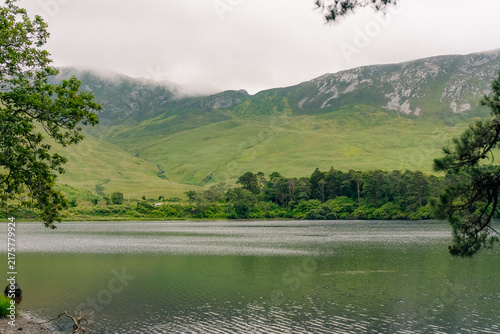 Foto Pollacapall Lough surrounded by green hills and rugged mountains in the scenic Connemara landscape of western Ireland - County Galway, Ireland - 31 August 2026